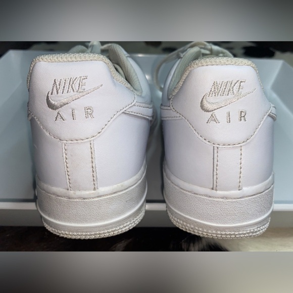 Nike Air Force 1 Size 9 All White Has minimal wear shown needs good cleaning - Picture 4 of 16